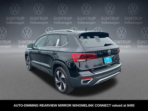 Deep Black Pearl 2024 Volkswagen Taos 1.5T SE