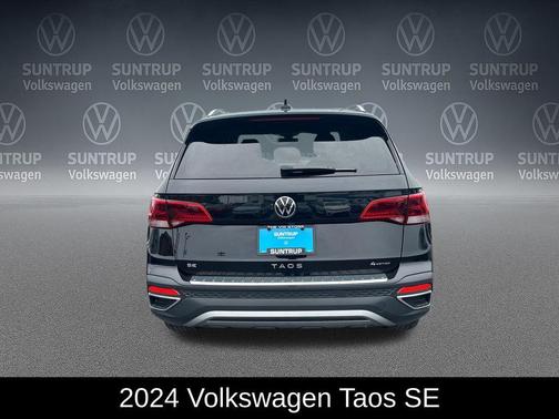 Deep Black Pearl 2024 Volkswagen Taos 1.5T SE
