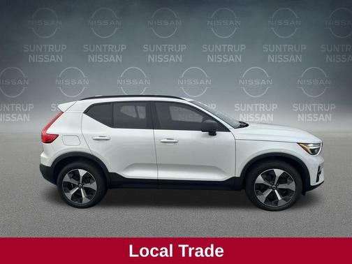 2023 Volvo XC40 B5 Plus Dark Theme