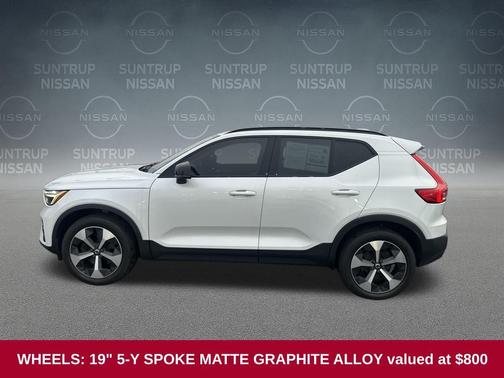 2023 Volvo XC40 B5 Plus Dark Theme