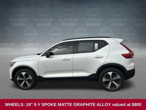 2023 Volvo XC40 B5 Plus Dark Theme