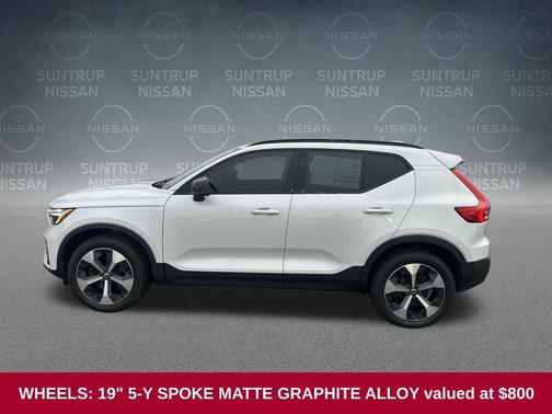 2023 Volvo XC40 B5 Plus Dark Theme