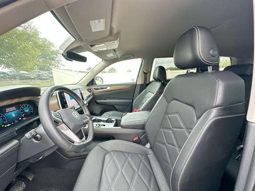 2025 Volkswagen Atlas 2.0T SE w/Technology 4MOTION