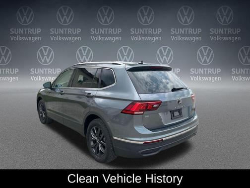 Platinum Gray Metallic 2024 Volkswagen Tiguan 2.0T SE