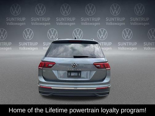 Platinum Gray Metallic 2024 Volkswagen Tiguan 2.0T SE