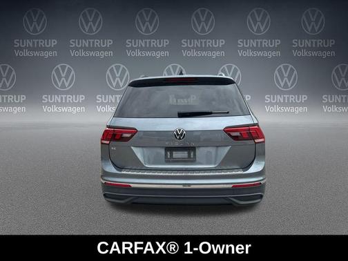 Platinum Gray Metallic 2023 Volkswagen Tiguan 2.0T SE