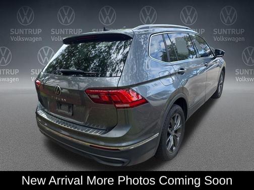 Platinum Gray Metallic 2023 Volkswagen Tiguan 2.0T SE