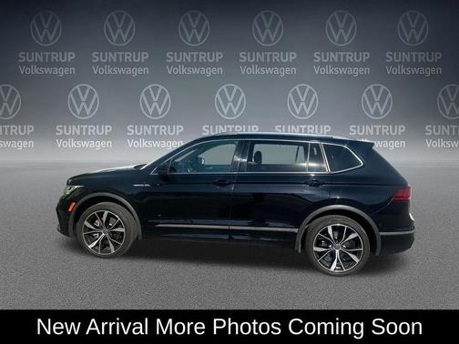 Deep Black Pearl 2022 Volkswagen Tiguan 2.0T SEL R-Line 4MOTION
