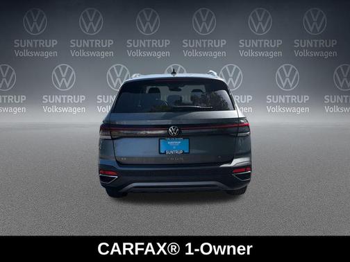 Platinum Gray Metallic 2025 Volkswagen Taos 1.5T SE