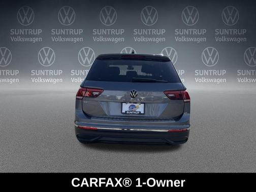 Platinum Gray Metallic 2023 Volkswagen Tiguan 2.0T SE