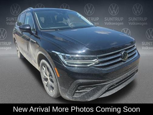 Deep Black Pearl 2023 Volkswagen Tiguan 2.0T SE