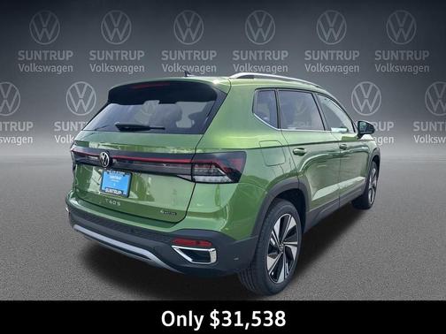 Bright Moss Green Metallic 2026 Volkswagen Taos SE