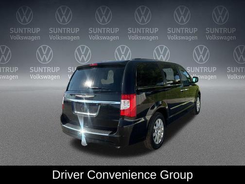 Brilliant Black Crystal Pearlcoat 2016 Chrysler Town & Country Touring