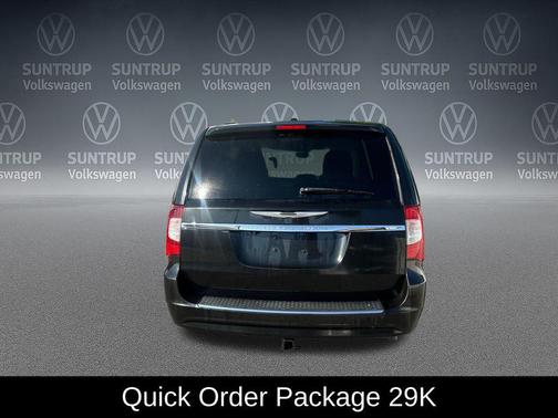 Brilliant Black Crystal Pearlcoat 2016 Chrysler Town & Country Touring