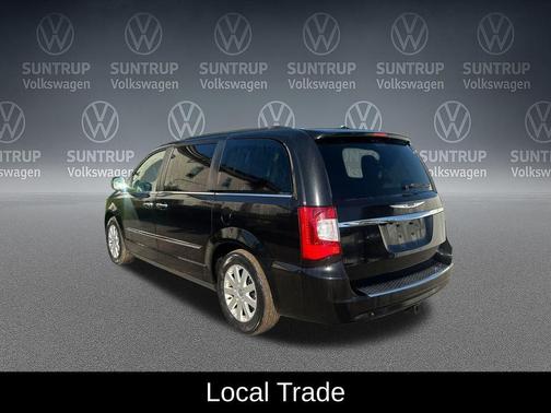 Brilliant Black Crystal Pearlcoat 2016 Chrysler Town & Country Touring