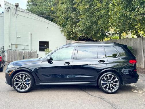2022 BMW X7 M50i