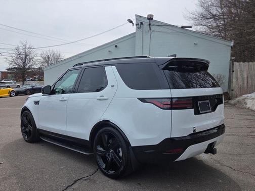 Fuji White 2025 Land Rover Discovery Dynamic SE