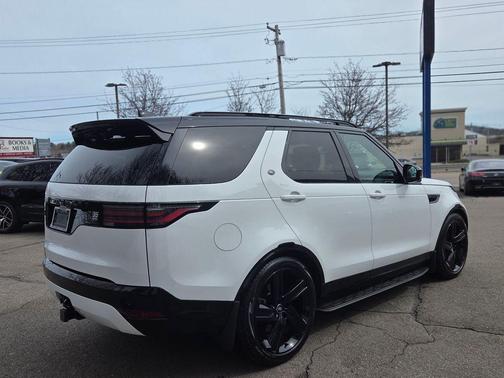 Fuji White 2025 Land Rover Discovery Dynamic SE