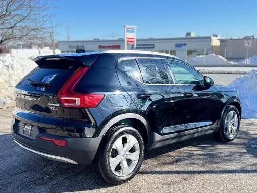 2021 Volvo XC40 T5 Momentum