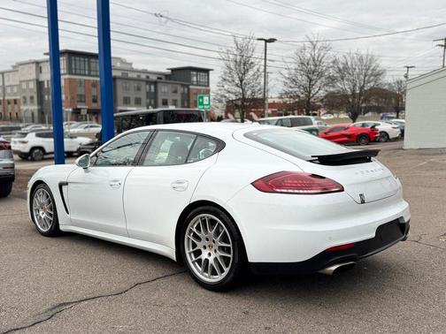 2016 Porsche Panamera 4 Edition