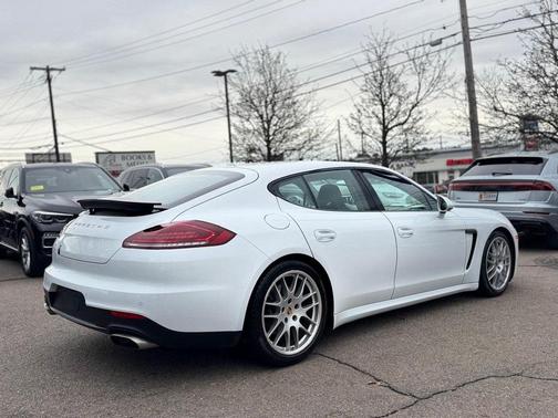 2016 Porsche Panamera 4 Edition