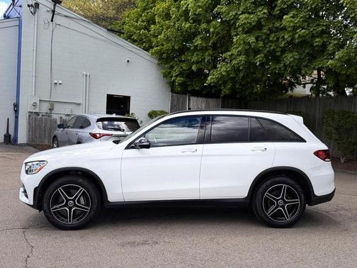 White 2022 Mercedes-Benz GLC 300 4MATIC