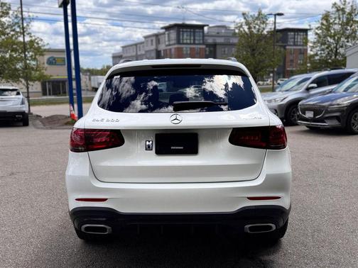 White 2022 Mercedes-Benz GLC 300 4MATIC
