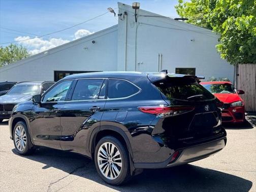 2023 Toyota Highlander Hybrid Platinum