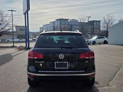 Deep Black 2017 Volkswagen Touareg V6