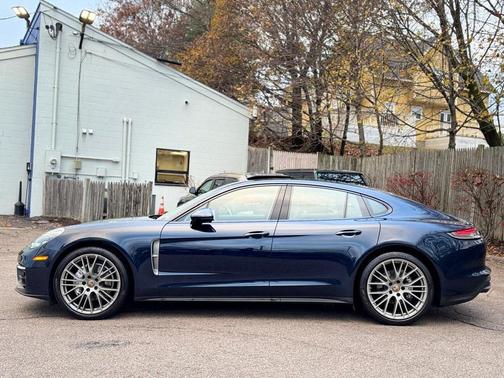 2022 Porsche Panamera 4 Platinum Edition