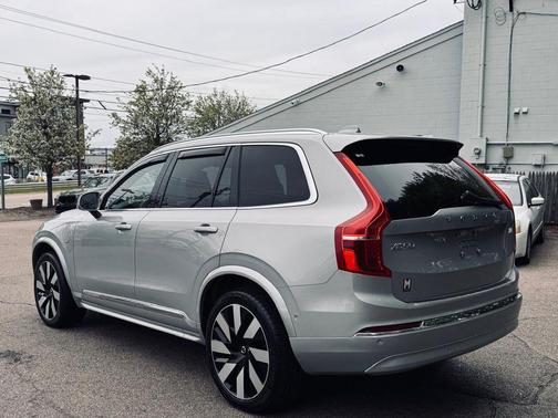 Silver 2024 Volvo XC90 Recharge Plug-In Hybrid T8 Plus Bright Theme 7 Passenger