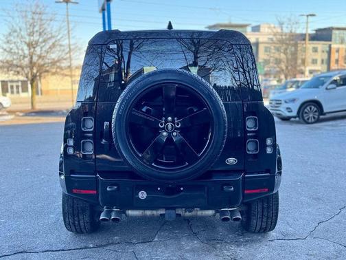 2023 Land Rover Defender V8