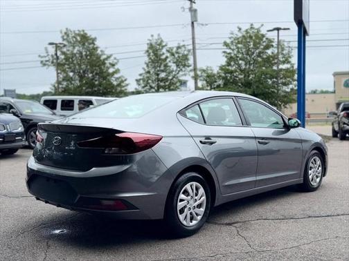 2019 Hyundai ELANTRA SE