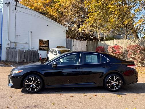 Midnight Black Metallic 2020 Toyota Camry SE