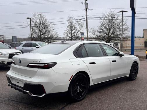 Alpine White 2025 BMW 740 740i xDrive