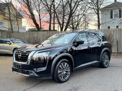 2022 Nissan Pathfinder SL