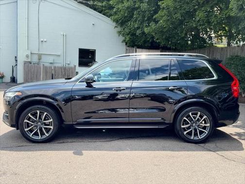 2016 Volvo XC90 T6 Momentum