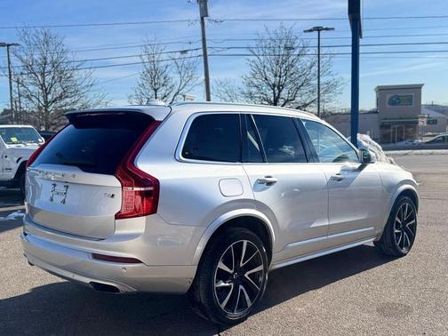 Bright Silver Metallic 2021 Volvo XC90 T6 Momentum