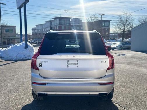 Bright Silver Metallic 2021 Volvo XC90 T6 Momentum