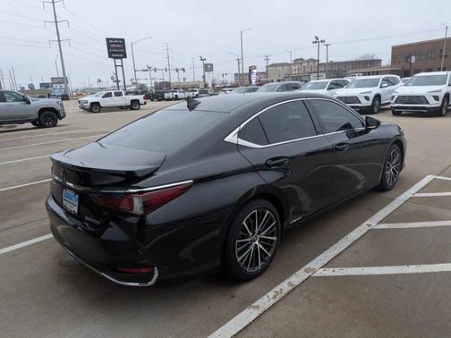 2022 Lexus ES 300h 