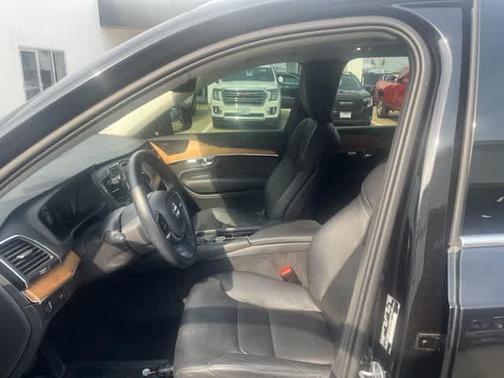 2022 Volvo XC90 T6 Momentum 7 Passenger