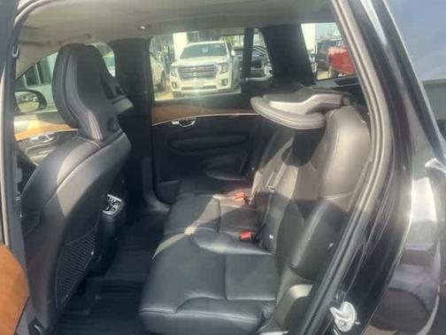 2022 Volvo XC90 T6 Momentum 7 Passenger