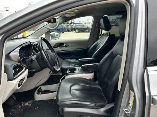 2021 Chrysler Pacifica Touring-L