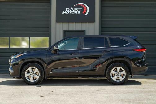 Black 2023 Toyota Highlander Hybrid LE