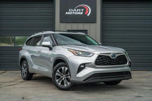 Celestial Silver Metallic 2023 Toyota Highlander Hybrid XLE