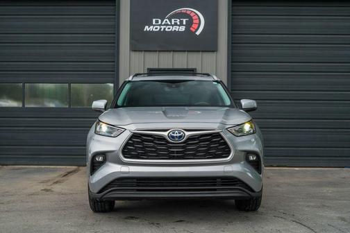 Celestial Silver Metallic 2023 Toyota Highlander Hybrid XLE