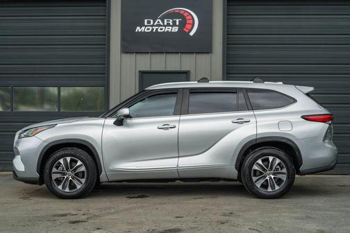 Celestial Silver Metallic 2023 Toyota Highlander Hybrid XLE