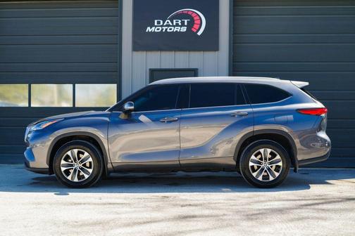 Gray 2022 Toyota Highlander Hybrid XLE
