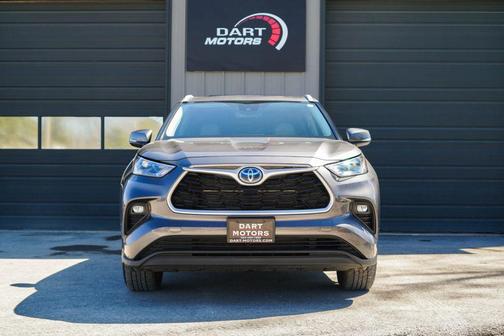 Gray 2022 Toyota Highlander Hybrid XLE