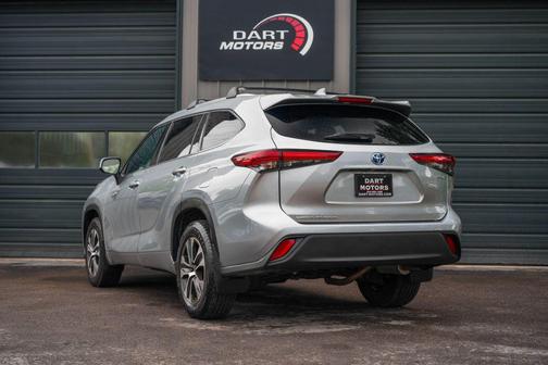 Celestial Silver Metallic 2021 Toyota Highlander Hybrid XLE